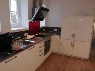 Zu vermieten! Exklusive Single-Stadtwohnung im EG (sep. Eingang), EBK, Terrasse, Stellplatz