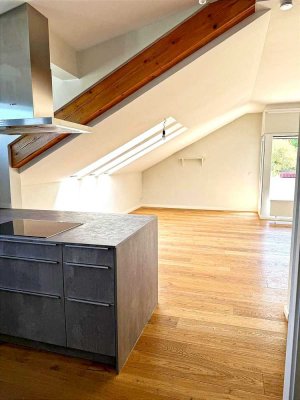 Freundliche, modernisierte Dachgeschosswohnung mit EBK/TG-Stellplatz in S-Kaltental