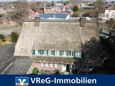 Imposantes Reetdachanwesen mit großzügigem Praxisanbau in 24594 Hohenwestedt