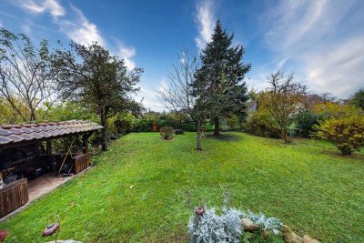 Ihr grünes Paradies: neu sanierte Hochparterrewohnung mit großem Gartenanteil