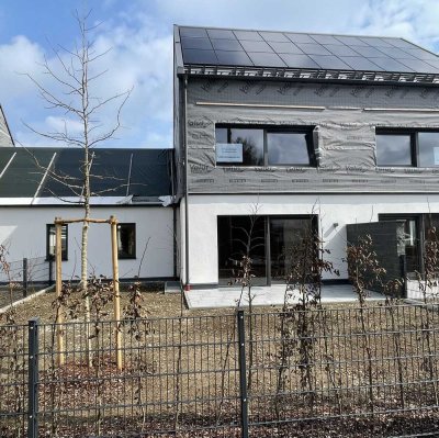 Erstbezug: Nachhaltige, moderne KfW40-Vollholz Doppelhaushälfte in sonniger, ruhiger Lage