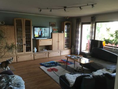 Modernisierte Wohnung mit viereinhalb Zimmern und Balkon in Böhmfeld