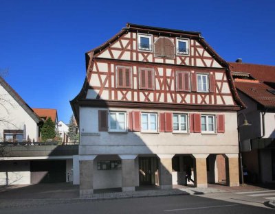Große 1-Zimmer-DG-Wohnung mit EBK, Klimaanlage, n. Absprache möbliert, zentral in Grunbach