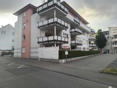 Hochmoderne, großzügige 2,5-Zimmer-Wohnung (EG) in ruhiger und zentraler Lage (1 min zum Stadtkern)