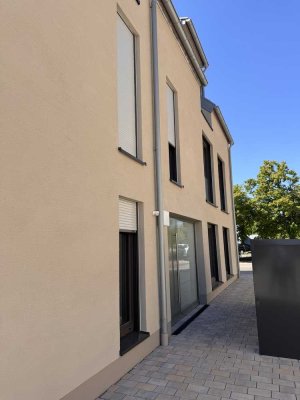 Großzügige 3,5 ZKB Wohnung in KfW 55-Dreifamilienhaus