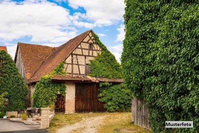 Fachwerk-Einfamilienhaus mit Nebengebäude