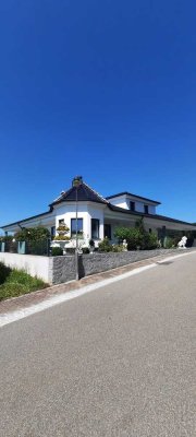 Neuwertige Villa mit neun Zimmern und drei Garagen in Kümmersbruck