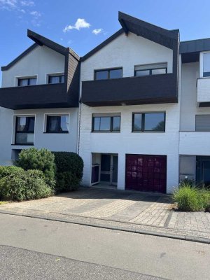 Sanierungsbedürftiges RMH mit S-O Garten, 2 Balkonen & Einzelgarage/ traumhafte Lage von Leichlingen