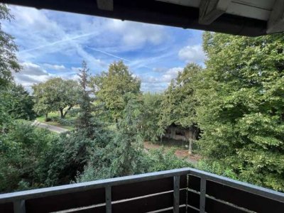 Große 2-Zi-Mais-Whg, 2. OG/DG, mit schönem Blick ins Grüne, großer Balkon, ruhige Lage