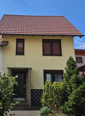 Handwerker aufgepasst : Stark renovierungsbedürftiges Doppelhaushälfte mit Nebengelass und Garten