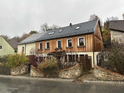 Gelegenheit: 2-Zi-Whg mit Vorgarten sowie einem Außen- und Garagenstellplatz! Auch als WG geeignet!