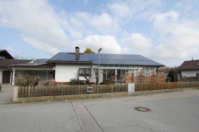 DIPLOM-Immowirt MAIER !! Perfekter, großzügiger Bungalow - WOHNEN bis ins HOHE ALTER u. PV-Anlage !!