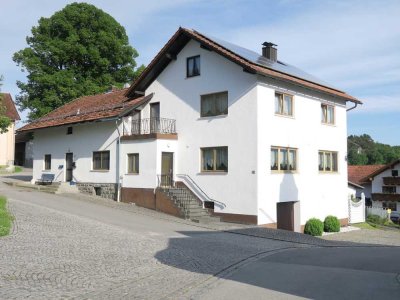 Ruhmannsfelden ca. 3 km: Gr. 2-Fam.-Haus m. Büro, Photovoltaikanlage, 3 Garagen u. 3 sep. Eingängen!