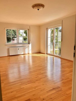 Geschmackvolle, vollst. renovierte 3,5-Raum-Wohnung mit lux. Innenausstattung, Balkon und EBK