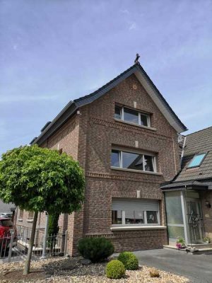 Modernisierte Wohnung mit Einbauküche - teilmöbliert in zentraler Lage mit großer Terrasse.
