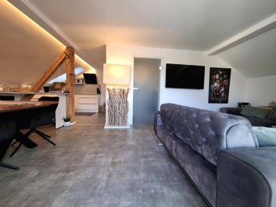 Moderne 2-Zimmer Dachwohnung mit Balkon in Neumarkt