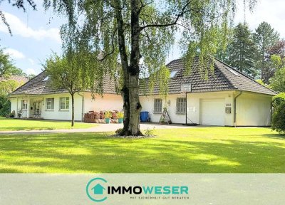 Exklusive Villa mit separatem Gästehaus auf großzügigem, parkähnlichem Grundstück am Waldrand