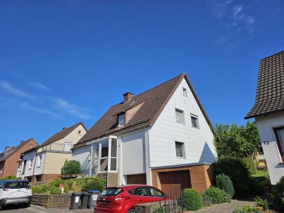Schönes 280 qm-Zweifamilienhaus mit Garagen + Garten