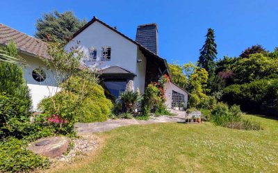 1600 qm traumhafter Garten mit sehr großzügigem Einfamilienhaus  und zweitem Eingang für Praxis etc.