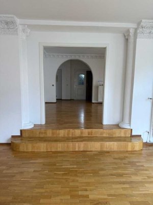 Geräumige, exklusive und sanierte 4,5-Zimmer-Erdgeschosswohnung mit lux. Innenausstattung mit EBK