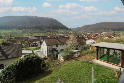 Großzügige 3-Zimmer-Wohnung mit Panoramablick in gefühltem Einfamilienhaus