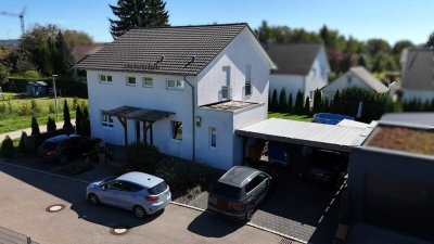 NEUWERTIGES EINFAMILIENHAUS 
MIT DOPPELCARPORT 
IN UTTENHOFEN