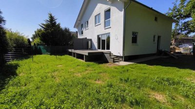 Nur noch eine Doppelhaushälfte! Einzugsfertig! NEUBAU! Idyllisch am Bach!