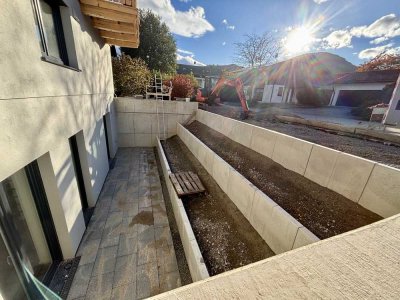 Erstbezug: Stilvolle 2-Zimmer-Maisonette mit Einbauküche und zwei sonnigen Terrassen.