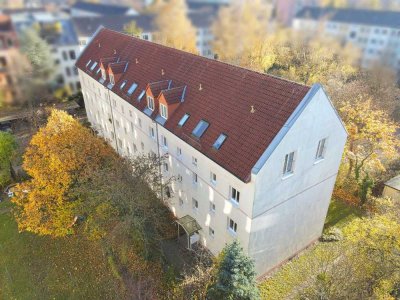 +++ Frei ab 07/26! 2-Zimmer-DG-Wohnung mit Carport in zweiter Reihe im Herzen von Striesen +++