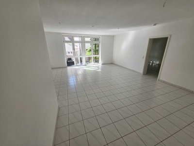 Sehr große 2 Zimmer Erdgeschosswohnung mit Balkon, Garten, Einbauküche, Fußbodenheizung & Stellplatz