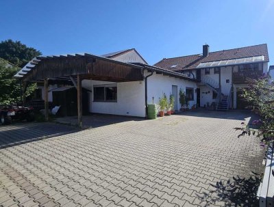 Attraktives Zweiparteienhaus mit Garage und Stellplätzen