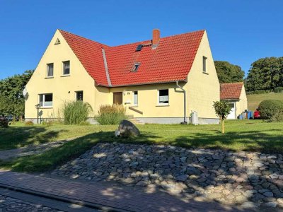Großzügiges Einfamilienhaus mit Einliegerwohnung und weitläufigem Grundstück