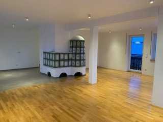 Sanierte Wohnung mit fünf Zimmern und Balkon in Meitingen