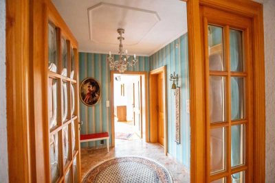 Charmantes Zweifamilienhaus mit Charakter, großem Garten und zwei Garagen in Geisenfeld