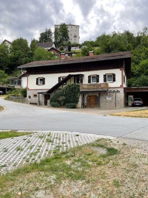 Vielseitige Immobilie mit ausbaufähigem Dachgeschoss, großzügiger Gewerbeeinheit & Gartenidylle !