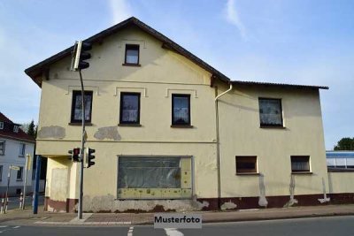 Einfamilienhaus nebst angeb. Garage - provisionsfrei