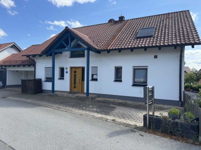 Großes Zweifamilienhaus mit Doppelgarage, Photovoltaik und Einliegerwohnung A+