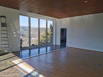 v. privat: 2­-Zimmer-Whg 151 m² Wfl. in EFH in ruhiger Höhenlage, Fernblick; Miete 670€ p.M. kalt