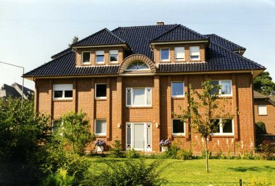 Schöne und gepflegte 2-Zimmer-Erdgeschosswohnung mit geh. Innenausstattung mit gr. Terrasse und EBK