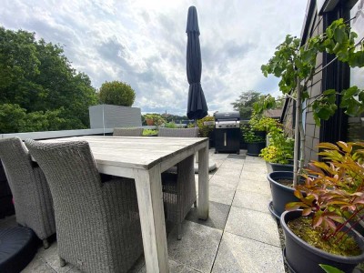 Großzügige 2-Zimmer Dachgeschosswohnung mit Balkon, Dachterrasse & Garage – Ruhige Lage in Neheim