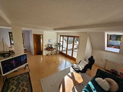 Sehr helle 2,5 Zimmer Maisonette Wohnung in ruhiger Lage mit TG-Stellplatz