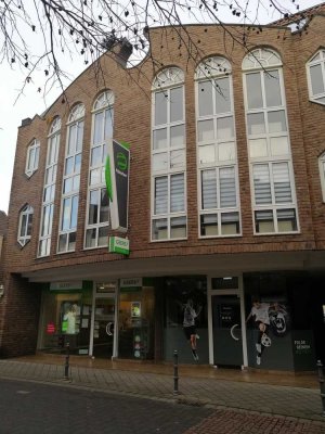 Neubezug nach Teil-Sanierung: schöne, geräumige 2 Zi. Wohnung