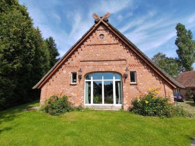 Kernsaniertes Bauernhaus unter Reet auf naturnahem Grundstück in Feldrandlage