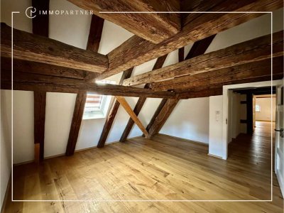 Wohnen mit Charakter: Fachwerk-Maisonette mit Balkon und moderner Ausstattung