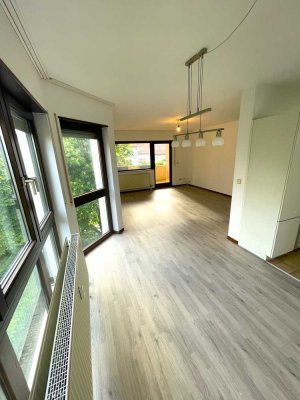 Gut geschnittene 2,5 Zimmer Wohnung mit Balkon und TG-Stellplatz zu vermieten