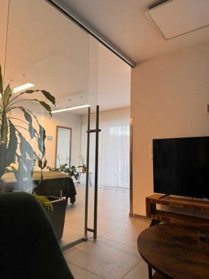 Exklusive, neuwertige 2,5 -Zimmer-EG-Wohnung mit gehobener Innenausstattung mit EBK RW-Göllsdorf