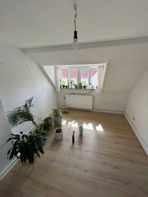 Quadratisch, praktisch – unterm Dach! 2 Zimmerwohnung zum 16.10.2025