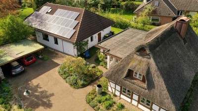 Reetdach-EFH mit großem Garten – Einliegerwohnung, Büro und Carport -Grdst. teilbar!