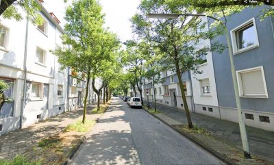 Zwischen Baumkronen und Stadtleben – 2,5 Raum Wohnung mit Loggia