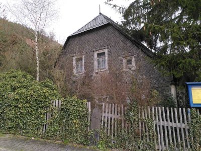 Einzeldenkmal teilweise Blockbohlenbauweise mit hohem Sanierungsbedarf  und separater Verkehrsfläche